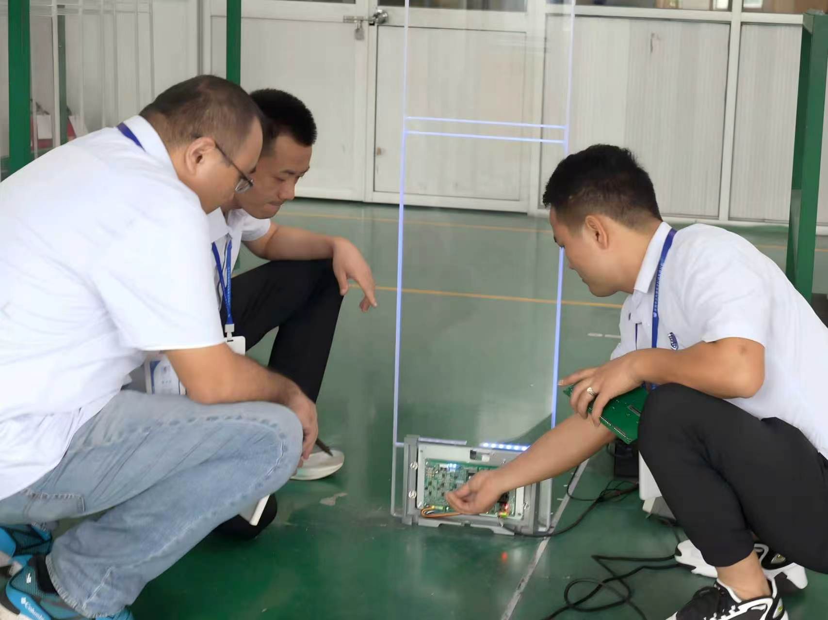 ဖောက်သည်များ မေး- EMENO ၏ EAS Antennas ကို ကျွန်ုပ်ကိုယ်တိုင် တပ်ဆင်နိုင်ပါသလား။